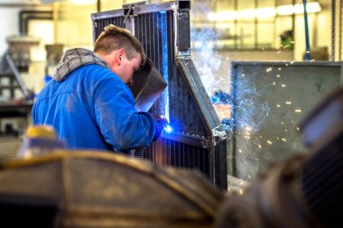 Demir çelik metal sanayi işçisi