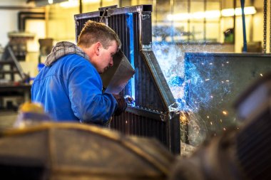 Demir çelik metal sanayi işçisi