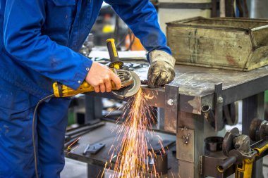 Demir çelik metal sanayi işçisi