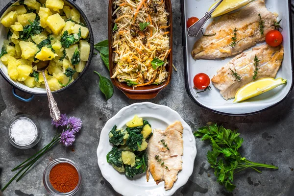 Филе на гриле с картошкой и салатом — стоковое фото
