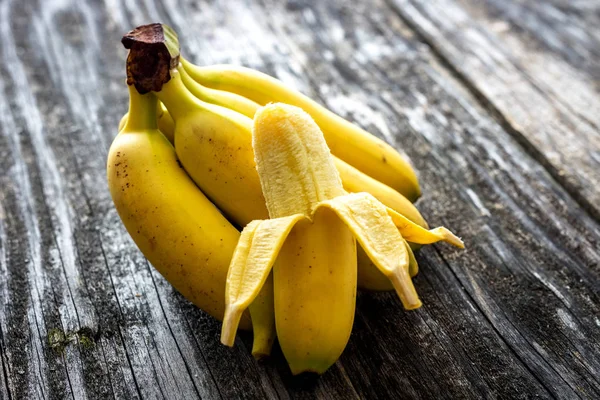 Bananes sucrées sur la table — Photo