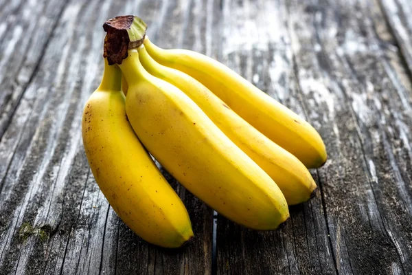 Солодкі банани на столі — стокове фото