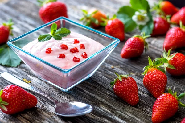 Fresh strawberry yogurt — Stock Photo, Image