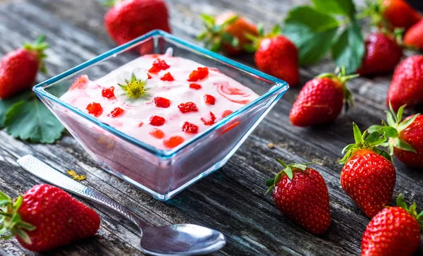 Verse aardbeien yoghurt — Stockfoto