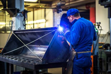 Demir çelik metal sanayi işçisi