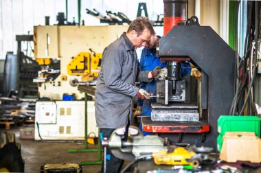 Demir çelik metal sanayi işçisi