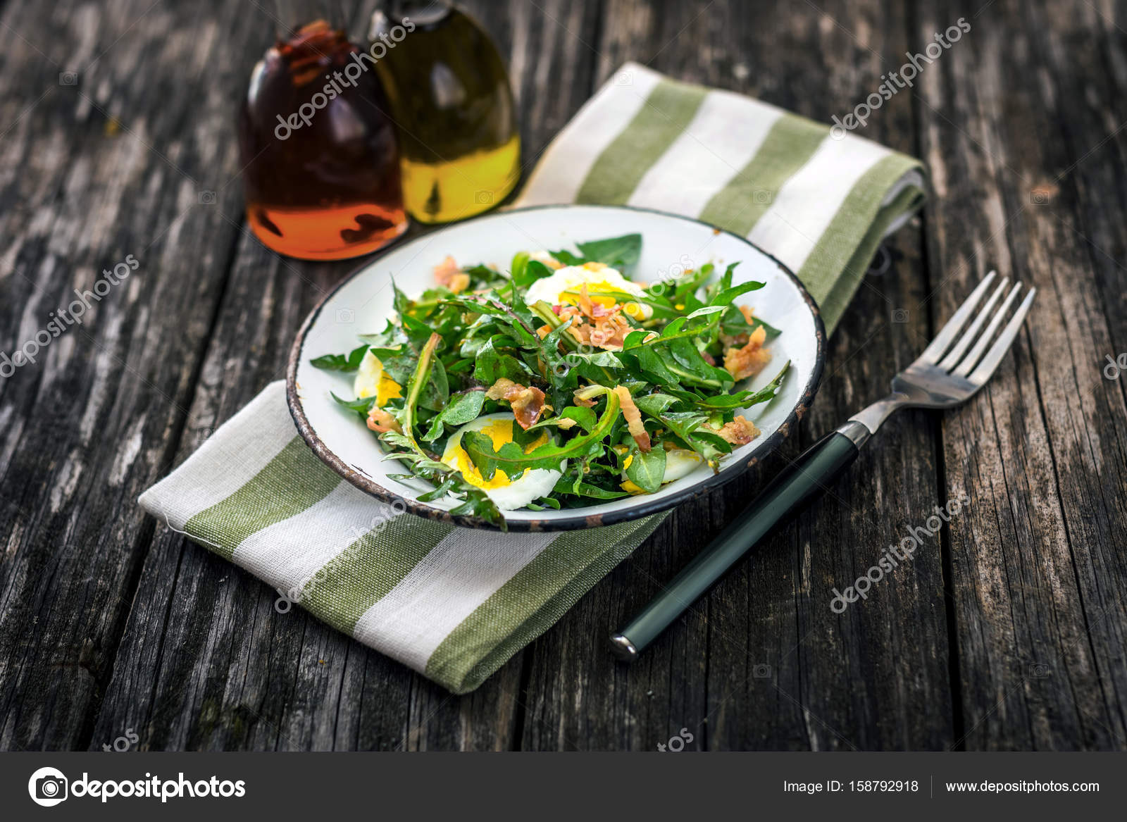 Salade de pissenlit aux oeufs — Photographie fotovincek © #158792918