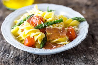 Makarna ile kuşkonmaz, domates