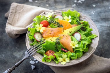 salata avokado ve füme somon ile
