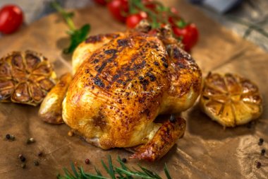 Kızarmış bütün tavuk 