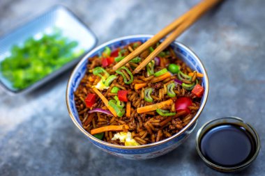 Sebzeli kızarmış pirinç 