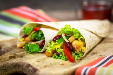 Et ve sebze bir tortilla sarılmış