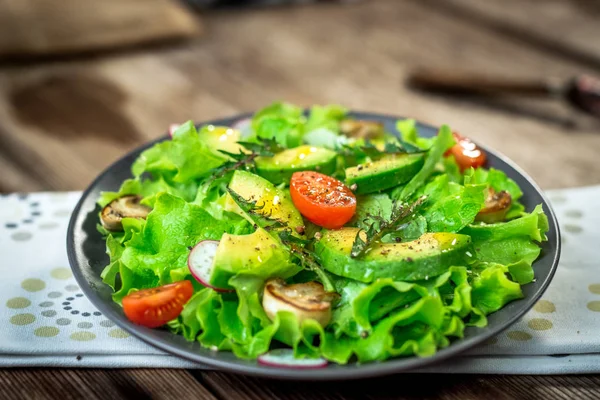 Groene salade met avocado — Stockfoto
