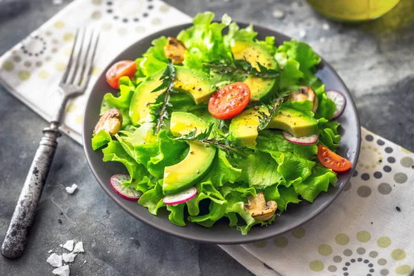 Salada verde com abacate — Fotografia de Stock
