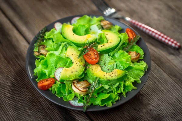 Зеленый салат с авокадо — стоковое фото