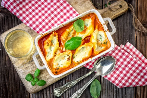 Cazuela de cáscaras de pasta rellenas —  Fotos de Stock