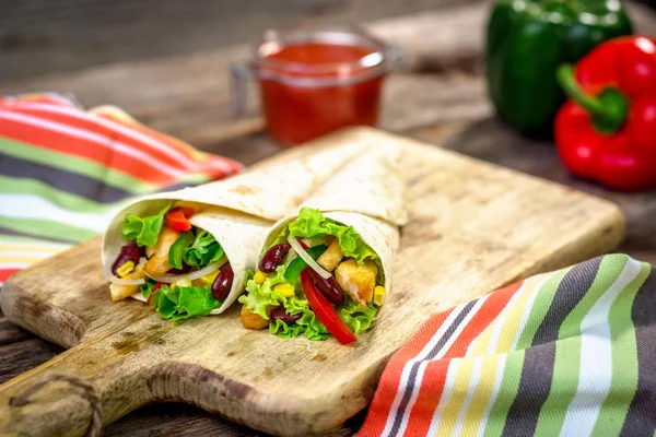 Carne e legumes embrulhados em uma tortilha — Fotografia de Stock