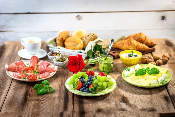 Desayuno servido con frutas — Foto de Stock