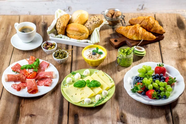 Desayuno servido con frutas — Foto de Stock