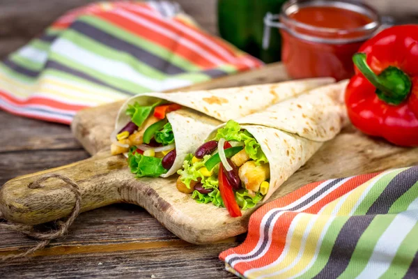 Viandes et légumes enveloppés dans une tortilla — Photo