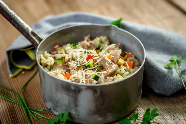 Risotto z mięsem i warzywami — Zdjęcie stockowe