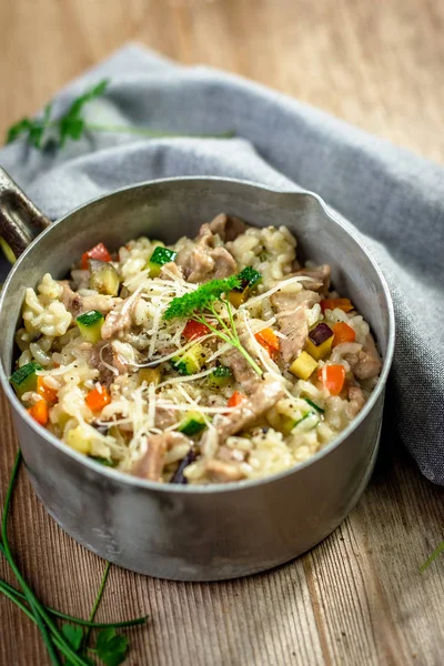 Risotto z mięsem i warzywami — Zdjęcie stockowe