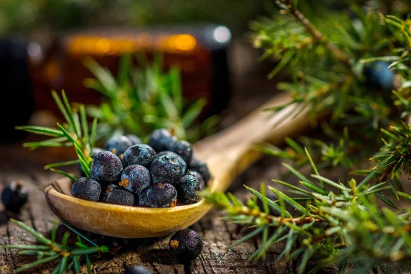 Wacholderbeeren auf dem Tisch — Stockfoto