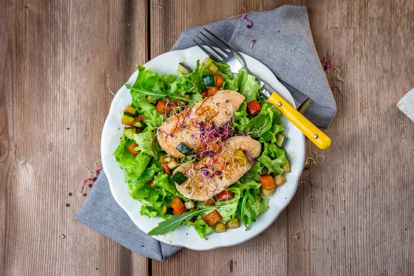 Salada de frango no fundo — Fotografia de Stock