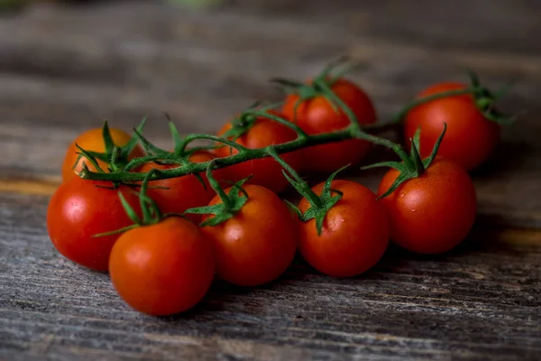 Tomates cherry sobre una superficie de madera — Foto de Stock