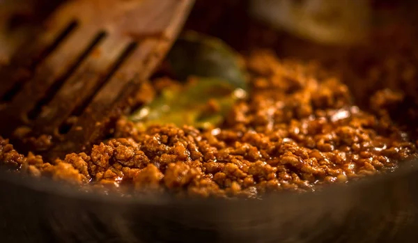 Болонский соус в кастрюле — стоковое фото