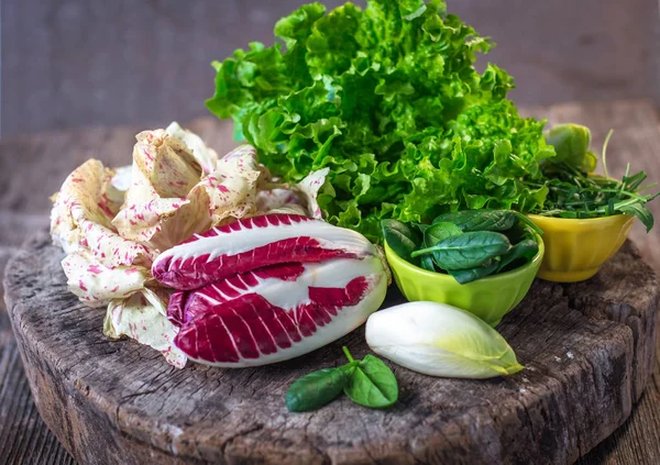 Свежий красочный салат — стоковое фото