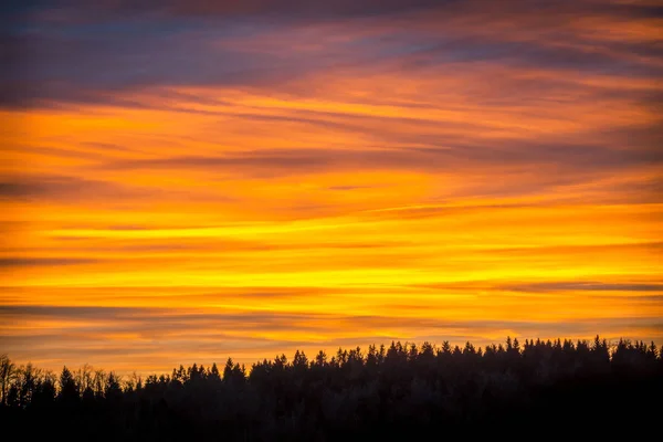 Прекрасний захід сонця в горах — стокове фото