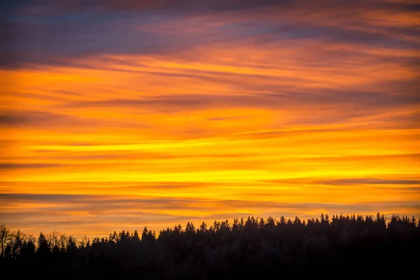 Hermosa puesta de sol en las montañas — Foto de Stock