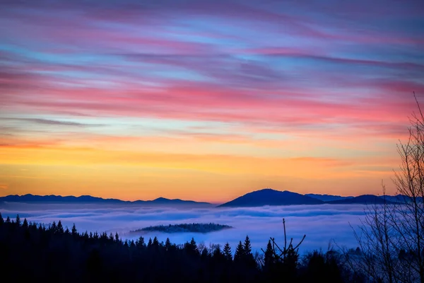 Красивый закат на холме — стоковое фото