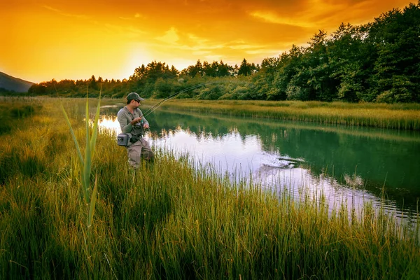 Pesca a mosca luccio pescatore — Foto Stock