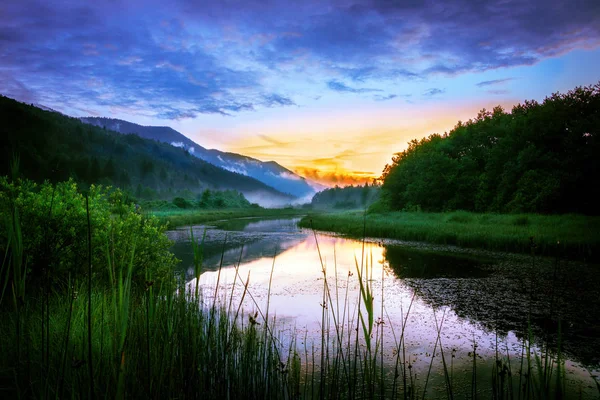 Pôr do sol sobre o rio Ribnica — Fotografia de Stock