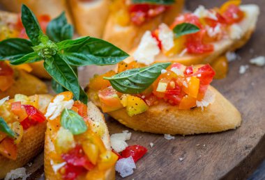 Bruschetta domates, sarımsak ve fesleğen ile 