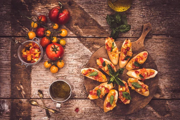 Bruschetta med tomater, vitlök och basilika — Stockfoto
