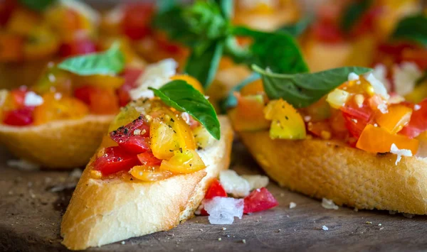 Bruschetta med tomater, vitlök och basilika — Stockfoto