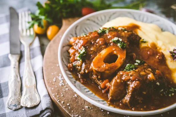 Guisado de carne com polenta — Fotografia de Stock