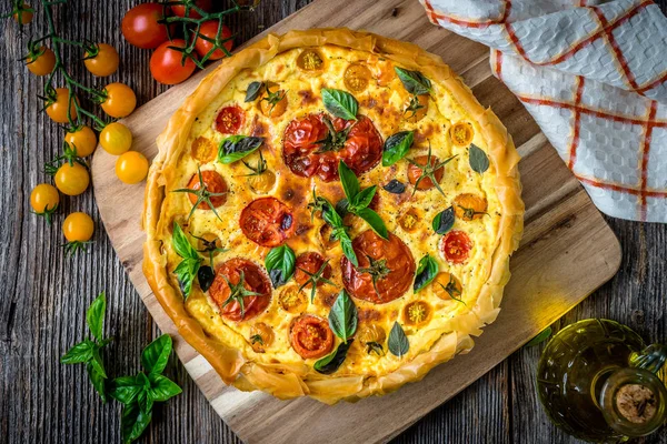 Torta de tomate em tábua de madeira — Fotografia de Stock