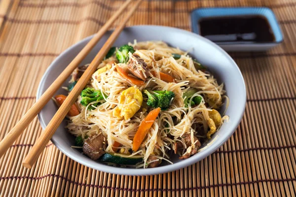 Fideos de arroz wok con pollo — Foto de Stock