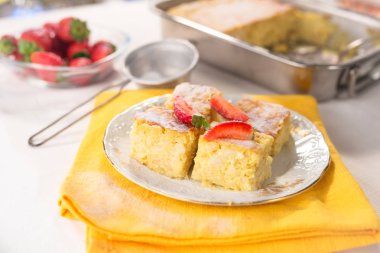 Pirinç sufle çilek ile