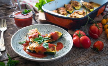 Kabak dolması kıyılmış ve mozzarella peyniri