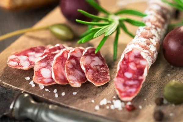 Diiris salami dan zaitun — Stok Foto