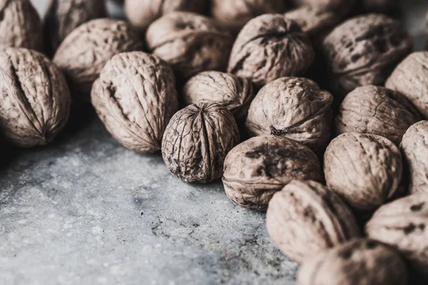 Nueces en una mesa vieja —  Fotos de Stock