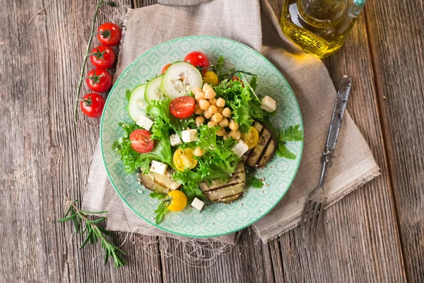 Salad segar yang sehat dengan kacang arab — Stok Foto