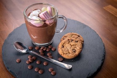 Marşmelovlu sıcak çikolata