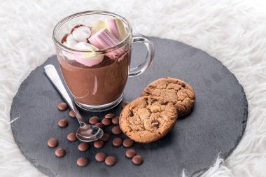 Marşmelovlu sıcak çikolata