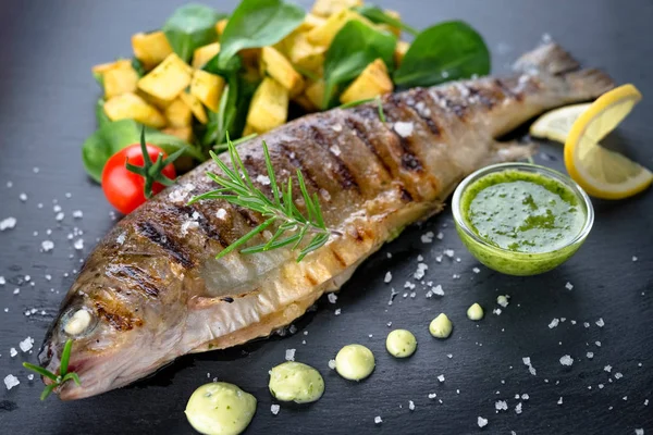 Grilled trout with potato and spinach — Stock Photo, Image